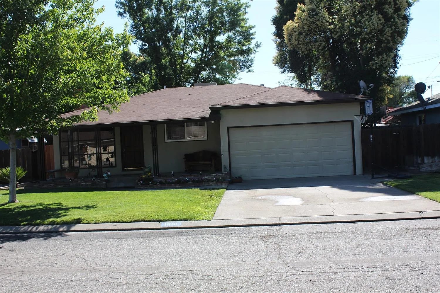 1612 Bronson Ave photo 1