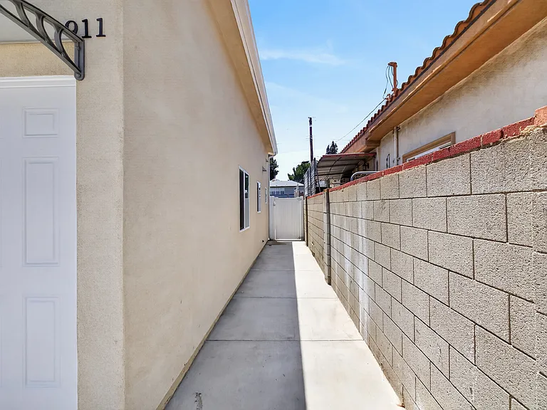 1911 N Manning St — Photo 12