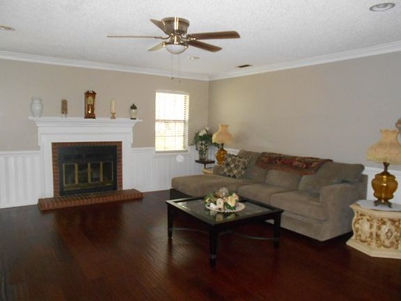 2nd image of 2240 Oakgrove Cir