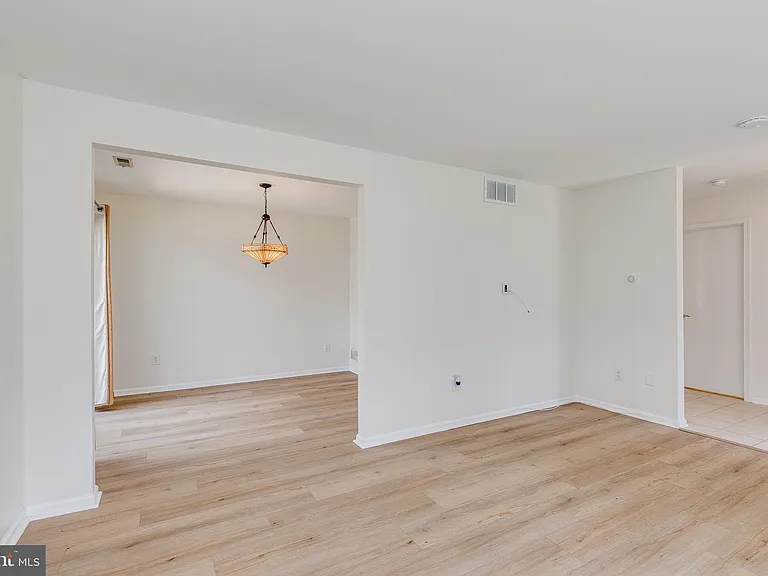 3704 Fenwick Ln — Photo 9