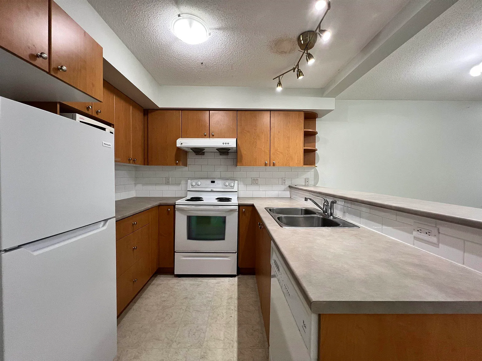 2 bed, 921 sqft, $3,000 — Photo 3