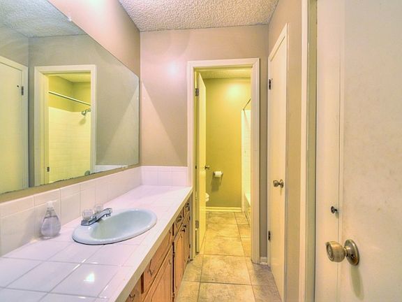 4th image of 1504 S Vista Ave