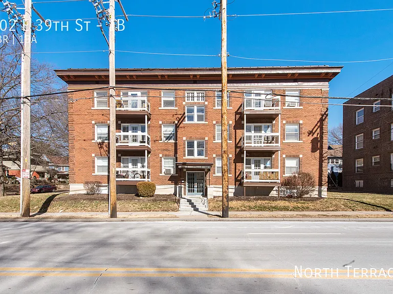 902 E 39th St — Photo 1