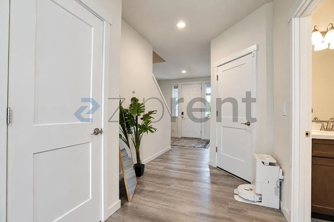 4 bed, 2.5 bath, 1900 sqft, $3,300 — Photo 4