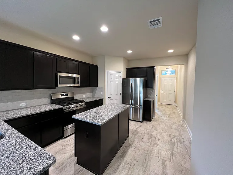 704 Falkland Trce — Photo 5