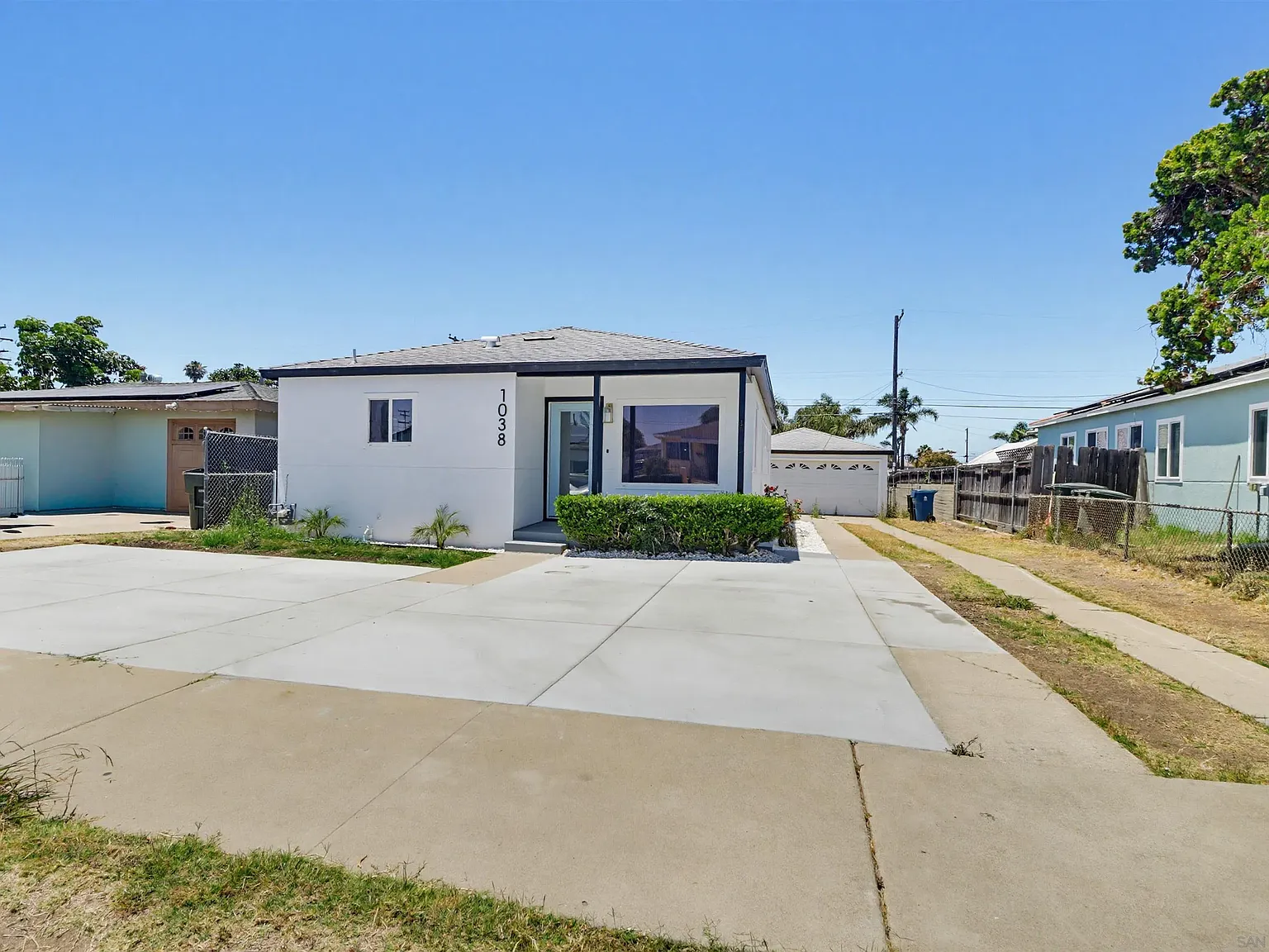 3 bed, 2.0 bath, 1044 sqft, $3,995 — Photo 3