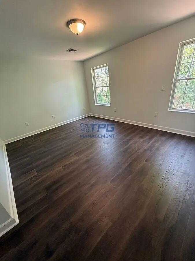 3 bed, 2.0 bath, 1100 sqft, $2,400 — Photo 2