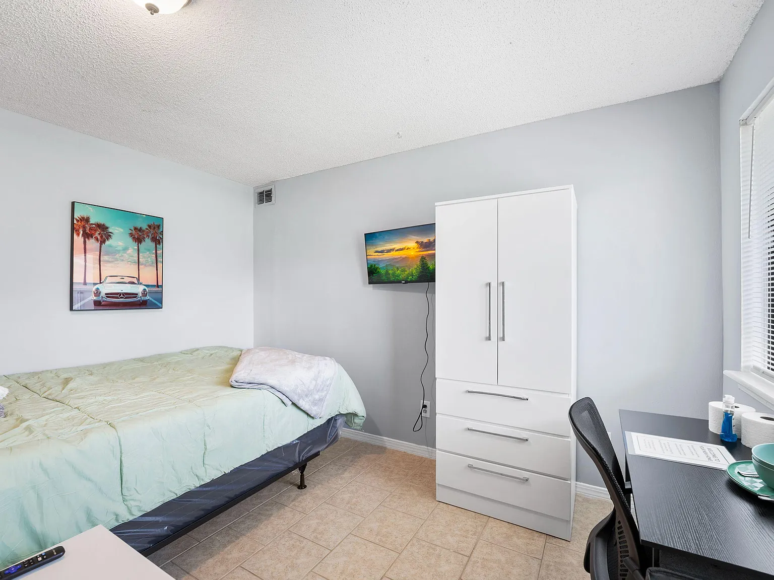 3 bed, 2.0 bath, 1050 sqft, $793 — Photo 1