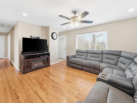 3rd image of 5248 Elaine Dr