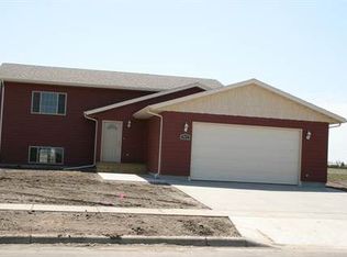 911 S 17th St, Aberdeen, SD 57401