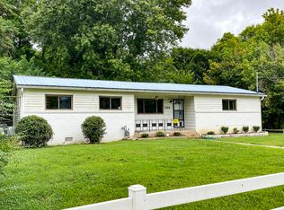 1166 Lake Dr, Dandridge, TN 37725