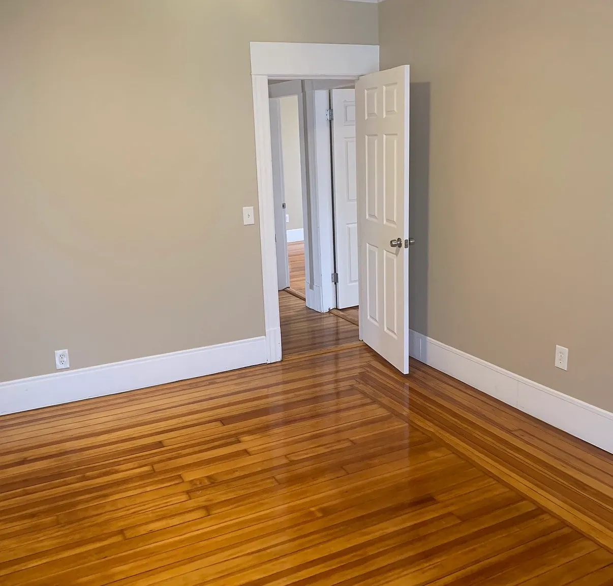 Clarendon Ave, Chicopee — Photo 2