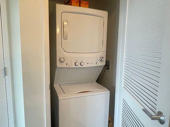 5th image of 2497 N Milwaukee Ave #660