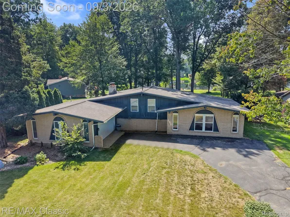 7514 Capri Dr, White Lake, MI 48383