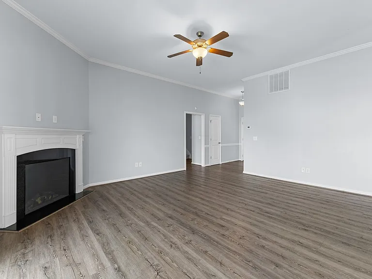205 Lynden Ln — Photo 10