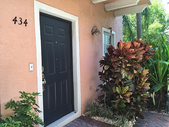 2nd image of 434 NE 2nd Ave #32