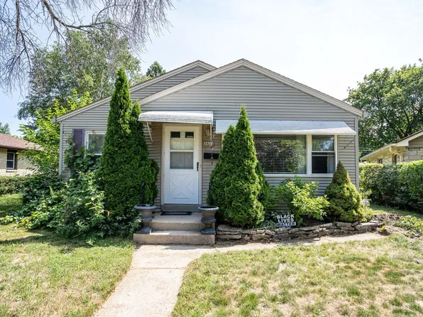 5652 North Paradise LANE, Glendale, WI 53209