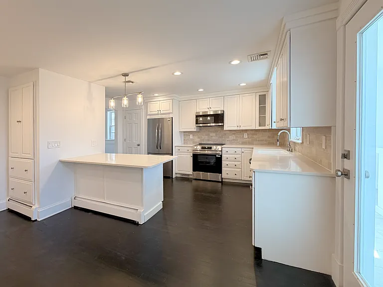 617 Warren St #2 — Photo 4