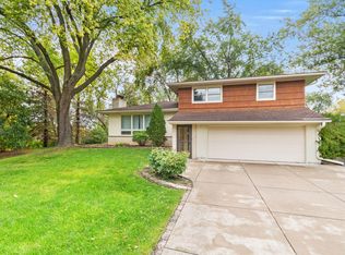 21715 Hillcrest Dr, Waukesha, WI 53186