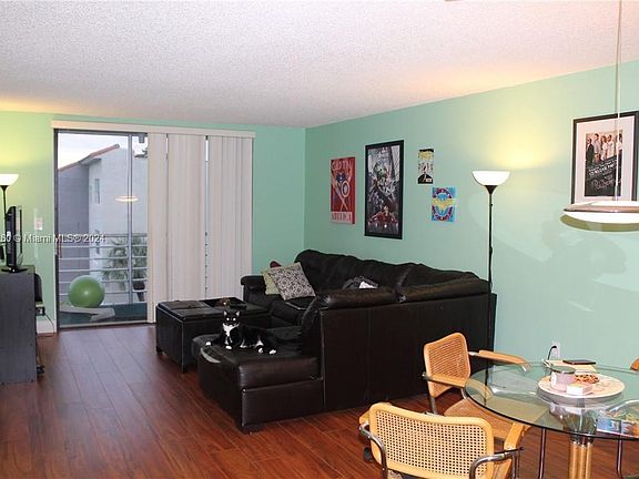 4th image of 1830 N Lauderdale Ave APT 4412