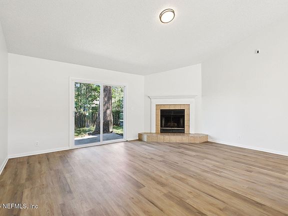 4th image of 87 AUTUMN SPRINGS Court W