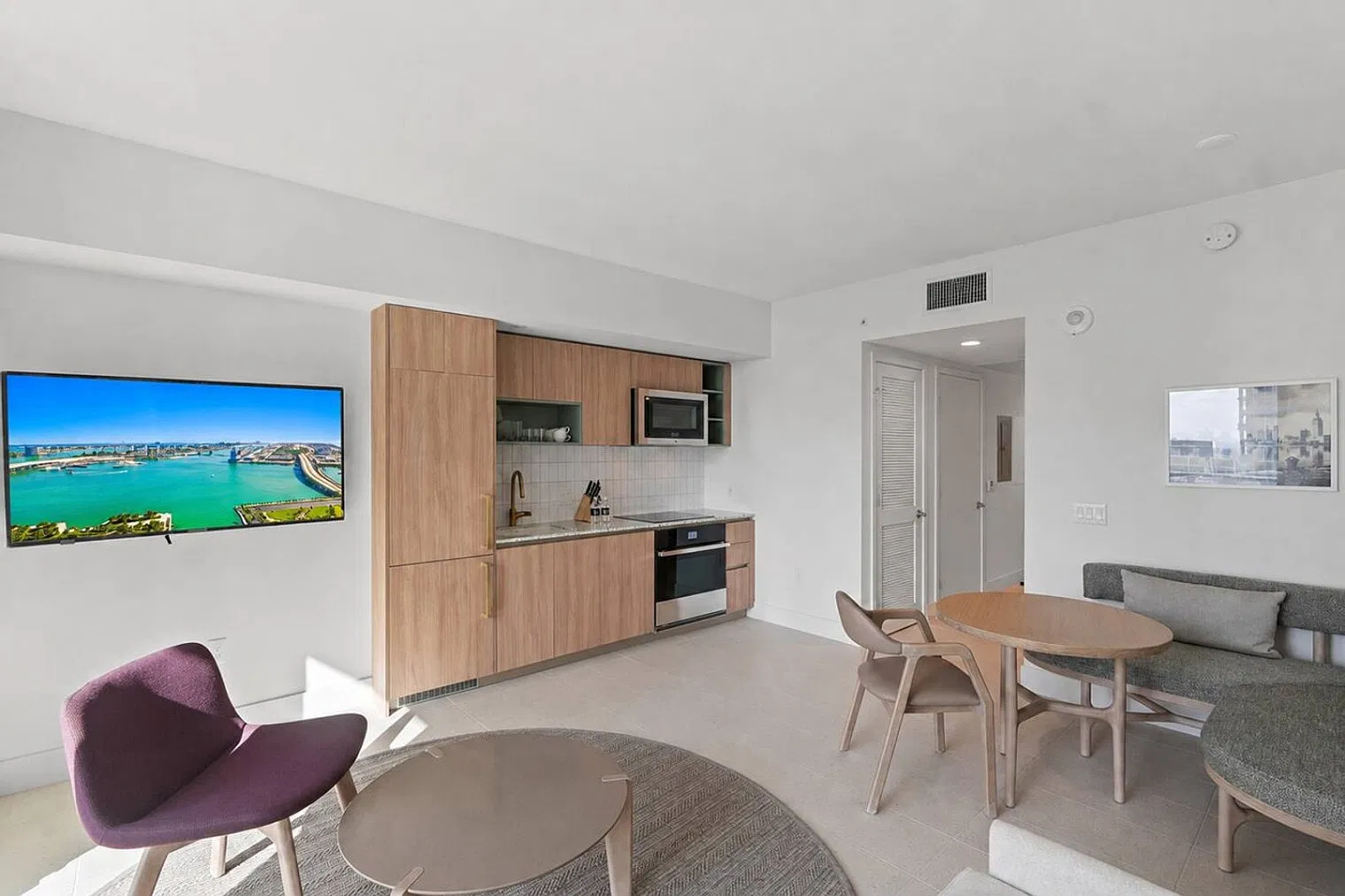 1 bed, 1.0 bath, 538 sqft, $5,948 — Photo 2
