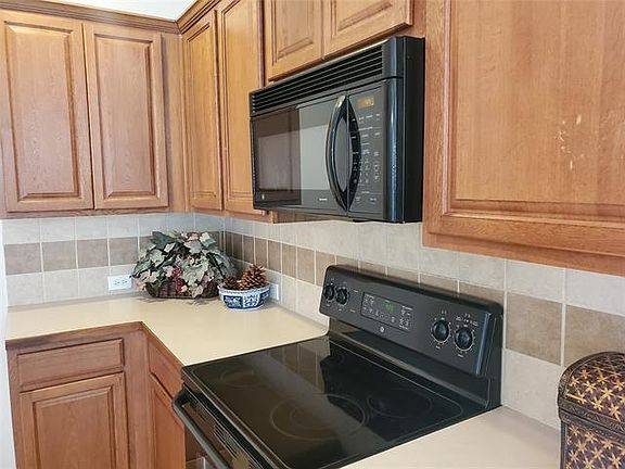 3rd image of 517 Dartmoor Dr