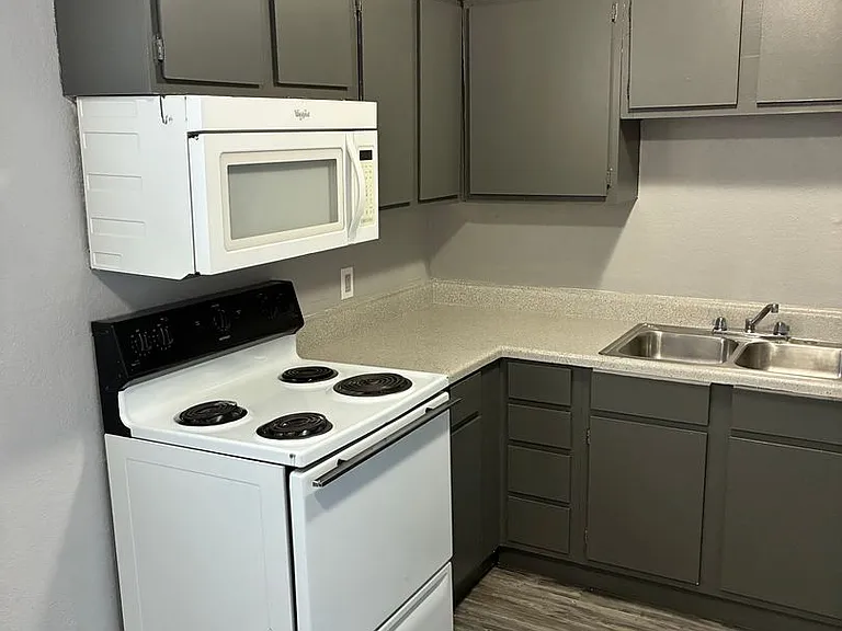 Candlewood Apartments — Photo 18