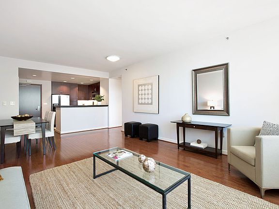 4th image of 250 King St Unit 1306