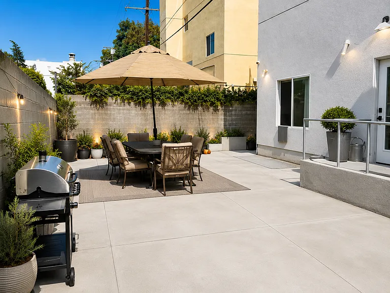 10756 Camarillo St — Photo 24