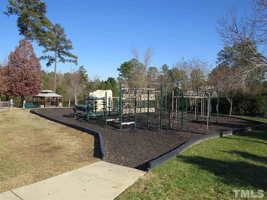3 bed, 2.5 bath, 1427 sqft, $1,925 — Photo 3