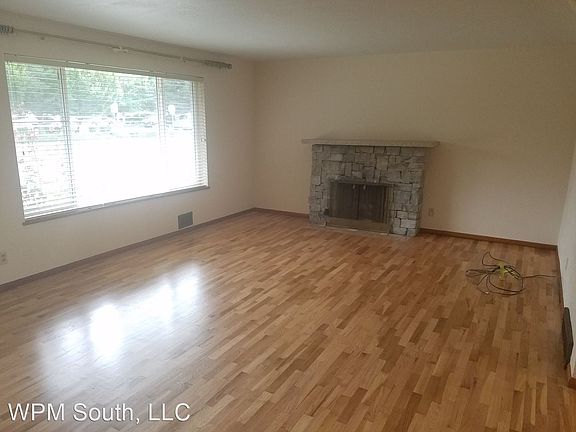 4th image of 811 15th St NE