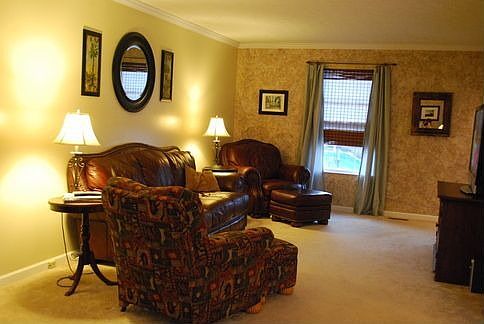 Spacious family room with crown molding