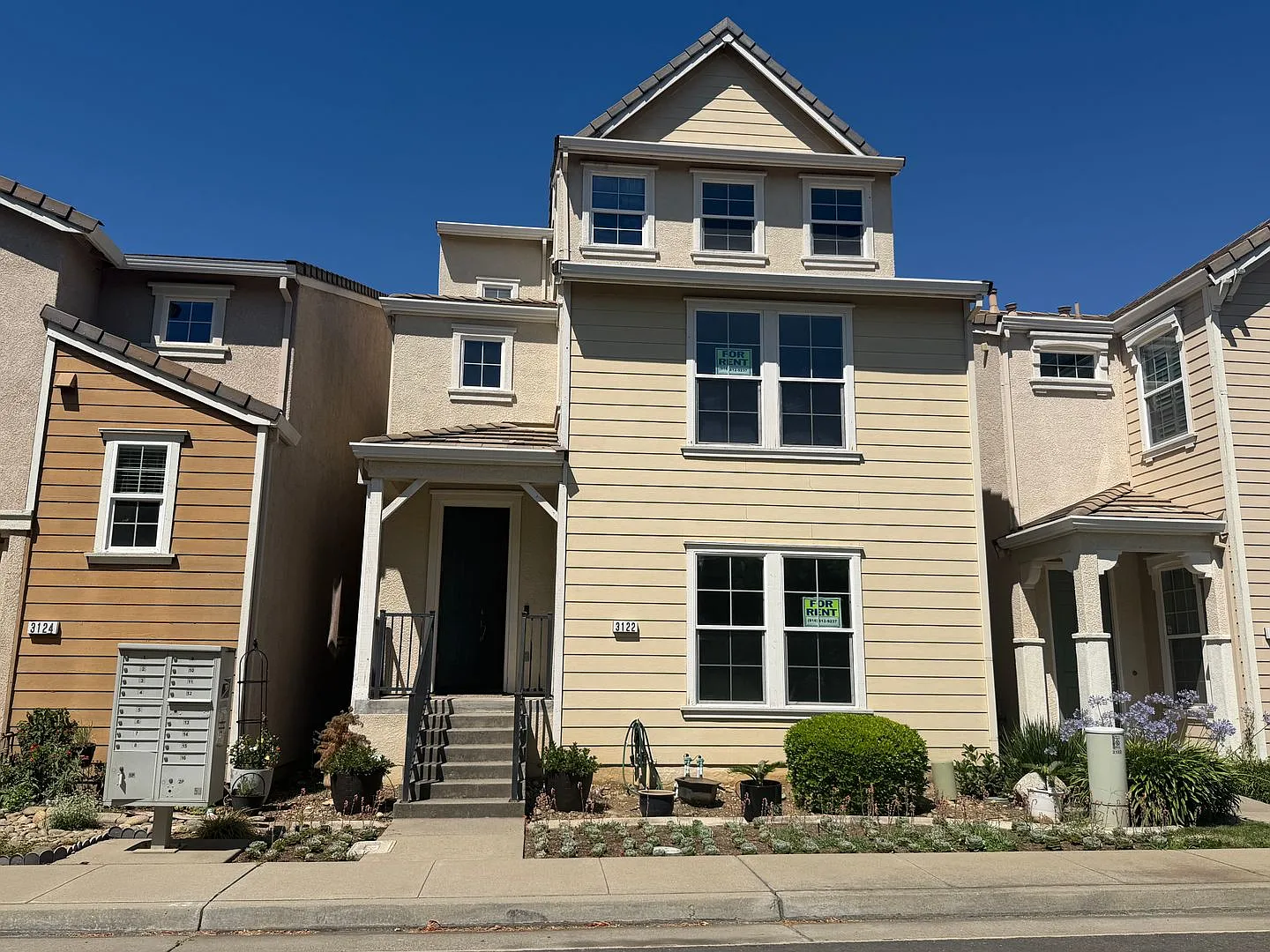 3 story newer home in great commute location — Photo 2