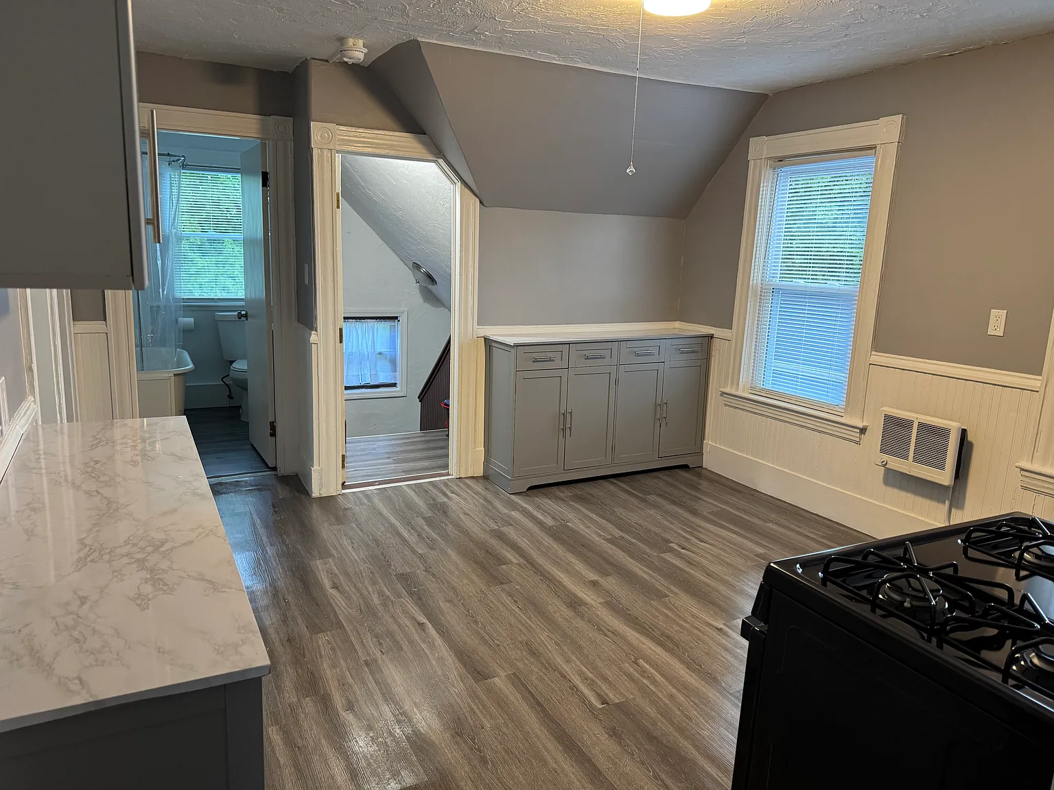 3 bed, 700 sqft, $2,100 — Photo 3