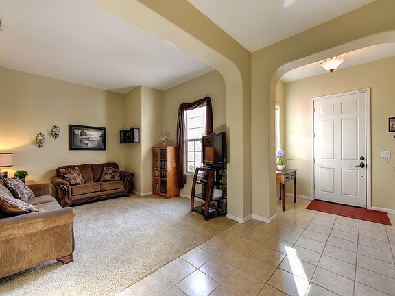 3rd image of 213 Daisy Dr