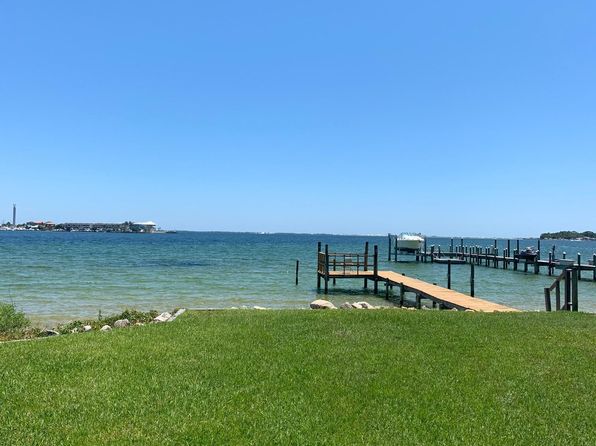 1213 Beachview Dr NE