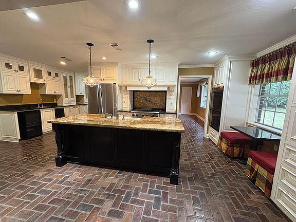5th image of 84 Fair Lake Dr