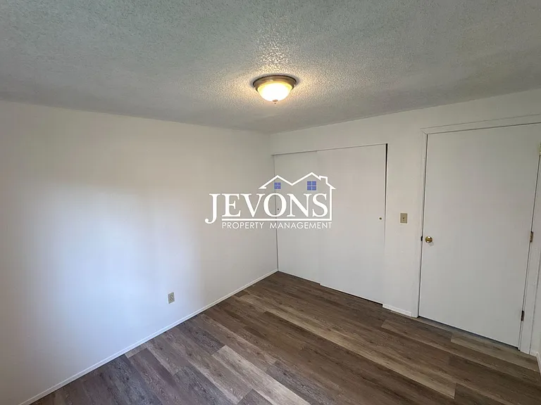 1722 E 56th St #1 — Photo 11