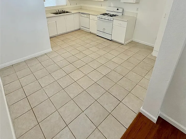 2253 N Niagara St — Photo 3