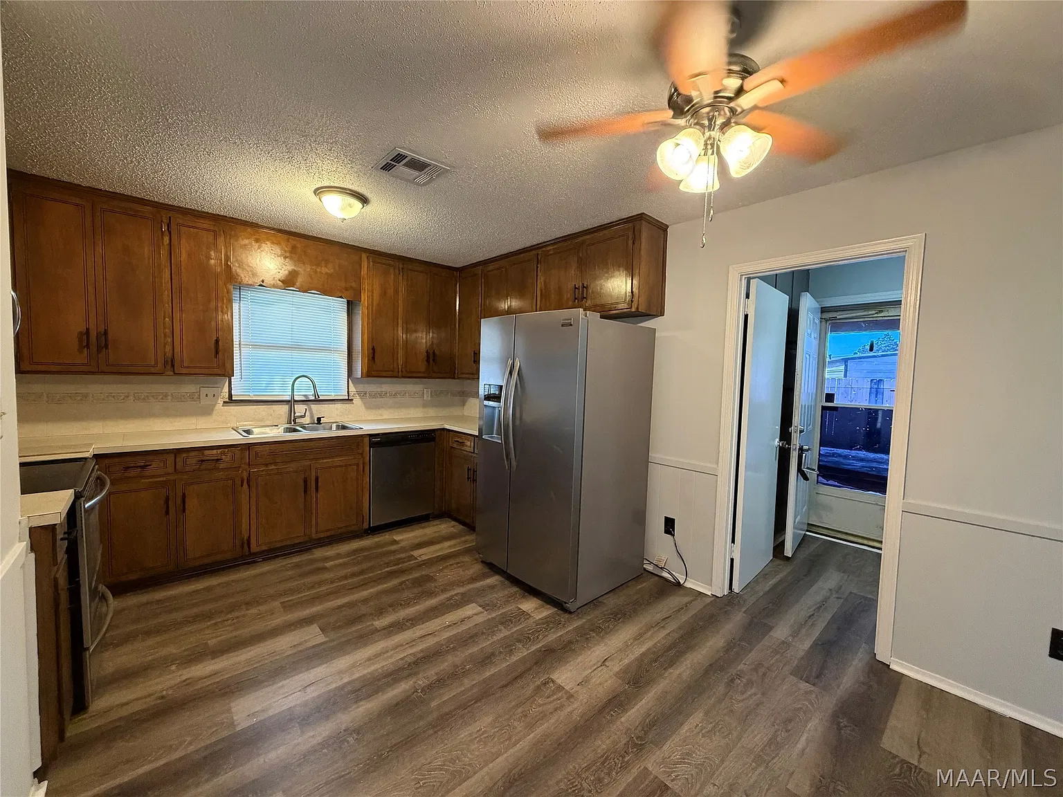 4 bed, 2.0 bath, 1670 sqft, $1,500 — Photo 2