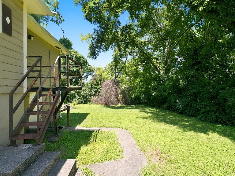 501 Weakley Ave — Photo 28