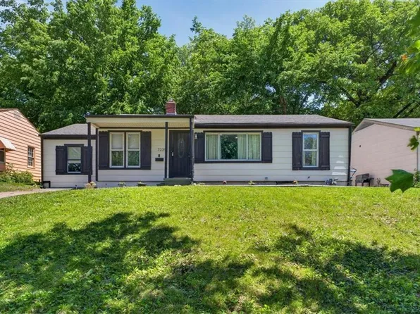 7239 Tracy Ave, Kansas City, MO 64131