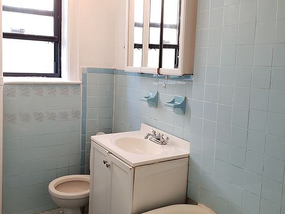 4th image of 3232 33rd St APT 2R