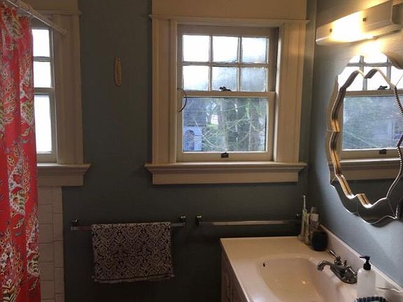 Bright bathroom with shower/bathtub