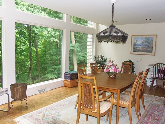 5th image of 265 Sharon Dr