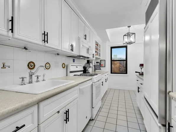 345 East 52nd Street image 4 of 14