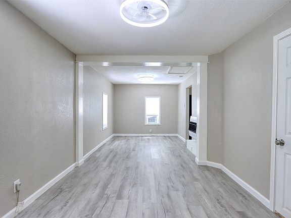 4th image of 311 W McKinney St