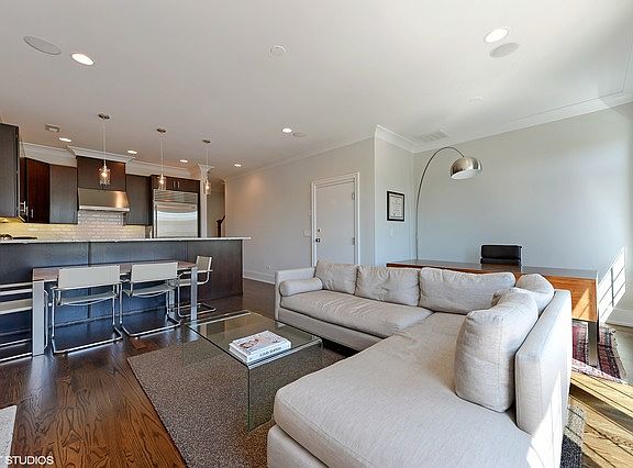 3rd image of 1040 W Diversey Pkwy #2W