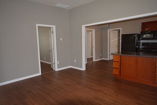 4th image of 1237 E Blaine St